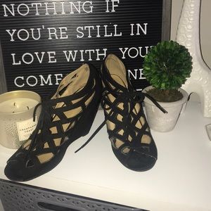 👡 Adorable Black wedges!